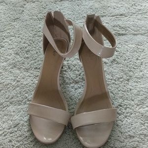 EUC tan strappy low sandal heels size 11